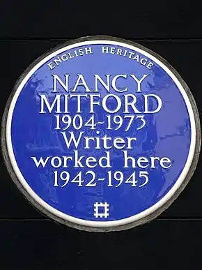 Plaque commemorative du English Heritage au 10 Curzon Street dans le quartier de Westminster à Londres : Nancy Mitford (1904-1973), écrivain, a travaillé ici (1942-1945).