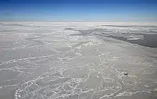 Photographie moderne en couleur d'un paysage de glace avec un ciel bleu.