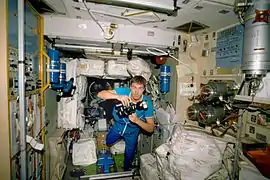 Durant l'expédition 1 dans le module Zvezda de la Station spatiale internationale.