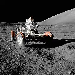 La célèbre image du véhicule lunaire provient de la mission Apollo 17.