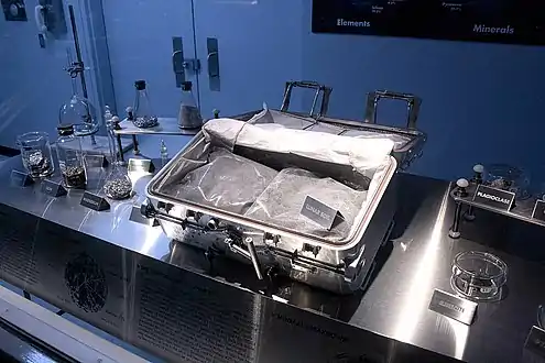 Une des valises utilisées pour le retour des échantillons des missions Apollo exposée au LSLF.]