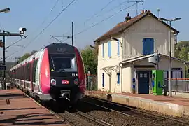 Train en provenance de Persan - Beaumont et à destination de Paris-Nord repartant de la gare.