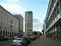 Le gratte-ciel vu de la Stargarder Strasse (anciennement Palaisstrasse sur la place du marché).