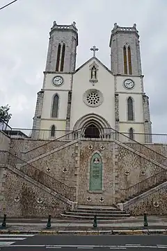 Façade orientale de la cathédrale, et plaque commémorative à Guillaume Douarre, premier vicaire apostolique de Nouvelle-Calédonie.