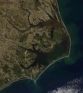 Image satellite des Outer Banks: la mince bande faisant face à l'océan Atlantique.