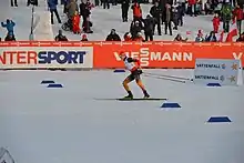 Un skieur de fond vue de profil en pleine course