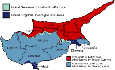 Carte dessinée des districts de Chypre d'après 1974 et dont ceux situés en RTCN ne sont pas reconnus internationalement avec légende en anglais et noms desdits districts des deux côtés de la frontière.