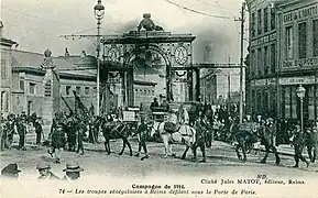 1914, Les troupes sénégalaises à Reims défilant sous la Porte de Paris.