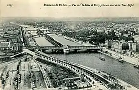 La gare du Champ-de-Mars vue de la tour Eiffel au début du vingtième siècle. On distingue la ligne des Invalides, en tranchée le long des quais, et le raccordement de Boulainvilliers, qui franchit la Seine en biais.