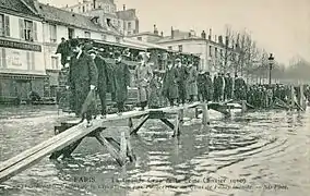 L’inondation de 1910  À gauche, maisons basses remplacées par des immeubles hauts vers 1918-1920.