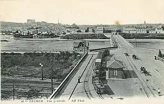 Carte postale ancienne montrant la gare de Saumur-Rive-Gauche surplombant les voies du Grand réseau