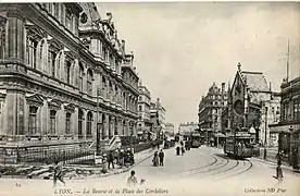 La place des Cordeliers et la Bourse, dans les années 1910. Les tramways de Lyon animaient la rue.