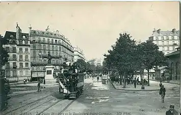 La place au début du XXe siècle, animée par les tramways à impériale de la Compagnie générale des omnibus.