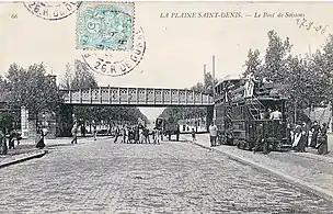 Tramway à la Plaine Saint-Denis, au droit du pont de Soissons, avant 1906.