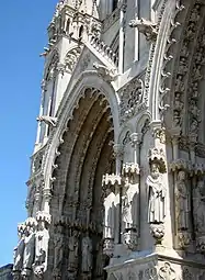 Le portail Saint-Firmin vu depuis le centre de la façade.