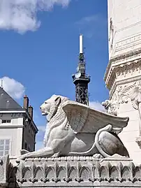 Lion de Juda devant la façade de Notre-Dame de Fourvière.