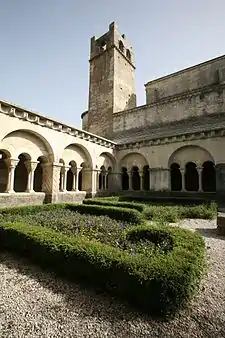 Cloître de la cathédrale Notre-Dame de Nazarethà Vaison-la-Romaine.