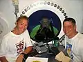 En 2006, l'astronaute a pris part à la mission sous-marine NEEMO-11. Il est ici avec deux autres astronautes de la NASA dans le laboratoire Aquarius : Sandra Magnus (à gauche) et Tim Kopra (derrière le hublot).