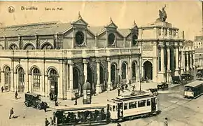 Motrice et baladeuse, devant la Gare de Bruxelles-Midi.