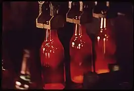 Étape 4 : Nouvelles bouteilles en cours de fabrication (États-Unis, 1972).