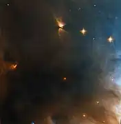 Une partie de NGC 1333 par le télescope spatial Hubble. On voit très bien à la gauche de l'image une étoile et son jet de matière.