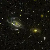 De droite à gauche NGC 3165, NGC 3166 et NGC 3169 (GALEX).
