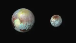 Image en fausses couleurs prise le 13 juillet avec Pluton à gauche et Charon à droite (le contraste est renforcé pour accentuer les différentes zones géologiques).