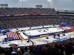 Photo d’un match organisé dans un stade destiné à accueillir habituellement du football américain.