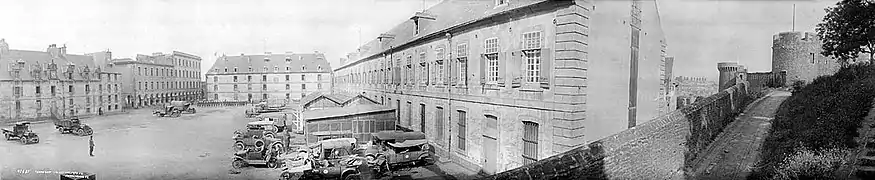 Photographie panoramique montrant le donjon et de la cour du château vers juin 1919.