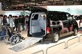 Rampe d'accès pour fauteuil roulant du NV200 Vanette taxi.