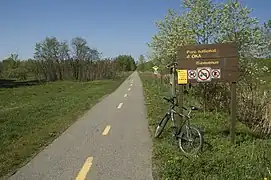 L'entrée du parc d'Oka par la piste cyclable côté est