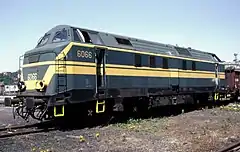 La 6066, toujours en livrée verte, en attente de démolition à Ronet en 1990.