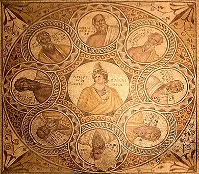 Mosaïque des sept sages : Calliope, entourée de Socrate et les sept sages.