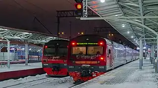 ED9M é ED9Z Trains électrique à grande vitesse « Nijni Novgorod-Vetloujskaïa » sur la 3e plate-forme.