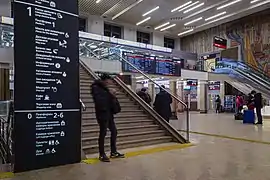 Panneaux d'information et panneaux dans le hall de la gare.