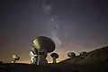 Les antennes de l'observatoire NOEMA sous le ciel de nuit