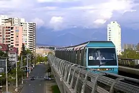 Une rame arrive à la station en direction de Plaza de Maipú.