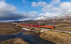Un train de la ligne du Nordland, piloté par une locomotive Norges Statsbaner's Di 4 654. Il traverse le Saltfjellet. Mai 2018.