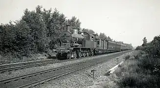 La 6004 remorquant une longue rame de voitures en bois (avec deux métalliques) en 1940.