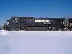 Le train n° 39J avec la NS 8372 (D8-40CW) avec cinq autres locomotives au départ de Kalamazoo (Michigan).