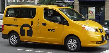 Un taxi Nissan NV200.