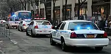 Véhicules de police blanches sur une route.
