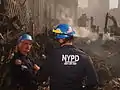 Un agent du NYPD ESU, et un sergent du NYPD pendant les attentats du 11 septembre 2001