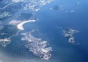 Vue aérienne de l'archipel. Les Twin Island sont les îles à l'extrémité est de la plage