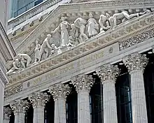 Une façade de monuments avec des statues.