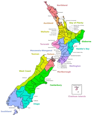 Carte de la Nouvelle-Zélande montrant une division administrative en districts.