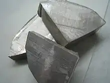 Plusieurs blocs gris légèrement brillants de sodium.