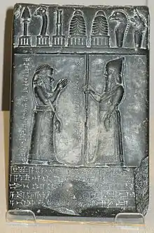 Le roi et les élites : Nabû-apla-idinna de Babylone (888-855 av. J.-C.) ; à droite) confirmant une donation de terre à un grand prêtre.