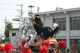 Danse du lion sur un char.