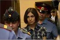Les Pussy Riot au tribunal, de gauche à droite : Nadejda Tolokonnikova, Maria Alekhina, et Ekaterina Samoutsevitch.